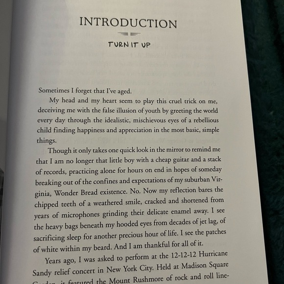 LIKE BRAND NEW- Dave Grohl Bio HardCover Book - Picture 4 of 6